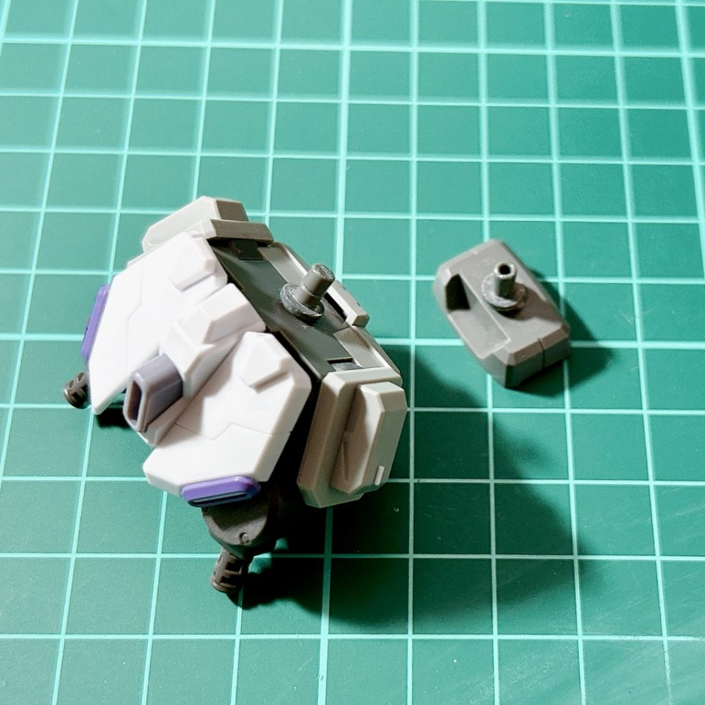 【制作過程①】胴体延長Ez-SRは胴体が詰まっているので、延長はしたいと思っていました。が!!プラ板を貼ると段差の処理や軸の延長もしないといけなかったり・・・意外と面倒です(´;ω;`)そこで、今回は適当なプラパイプを薄く切って軸にはめています。お手軽にスタイル改修できるのでおススメです!!