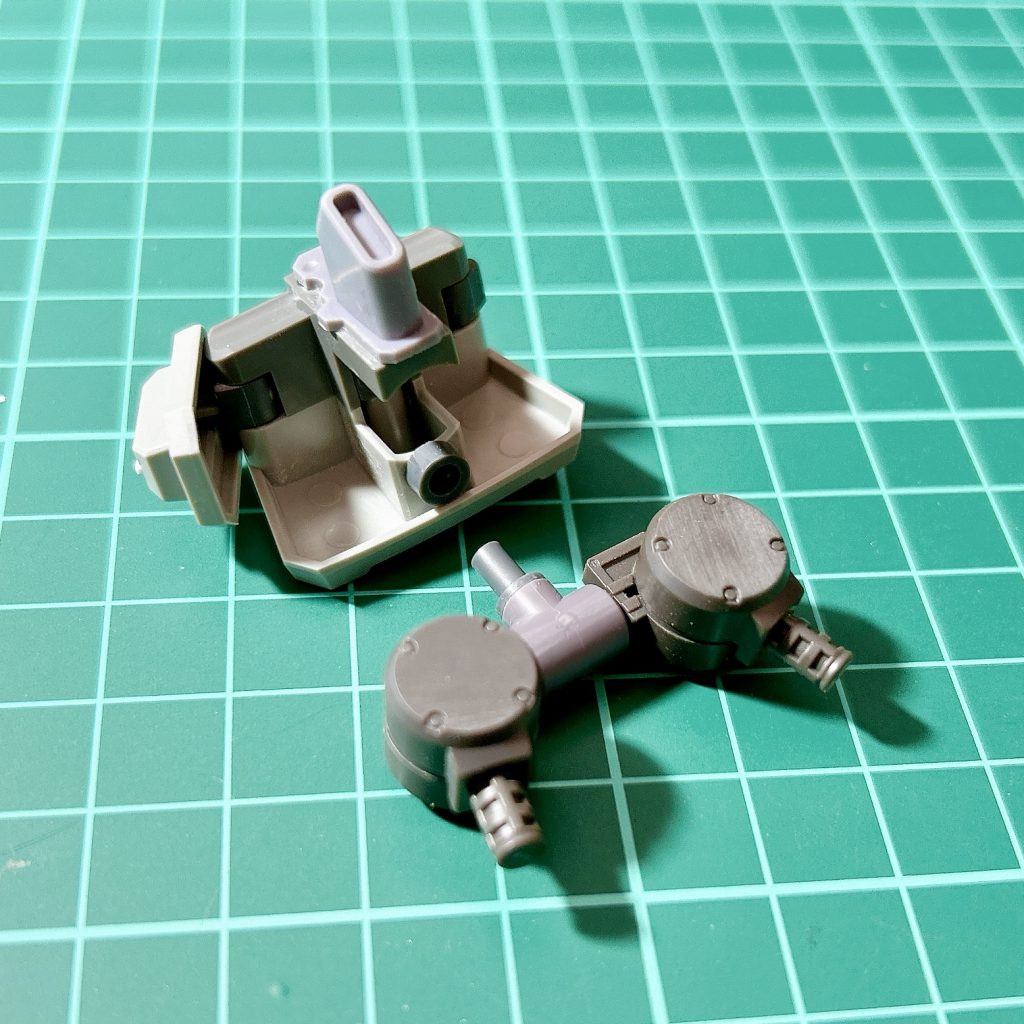 【制作過程②】腰部改造腰部はミカエリスの軸受け、フロントアーマーはジャスティスナイトのものをそれぞれ接着しています。胴体延長で余ったプラパイプはスタンド用の軸受けにして接着しています。