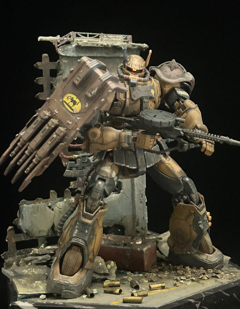 去年作ったベースの破壊されたビル前でパシャリ📸