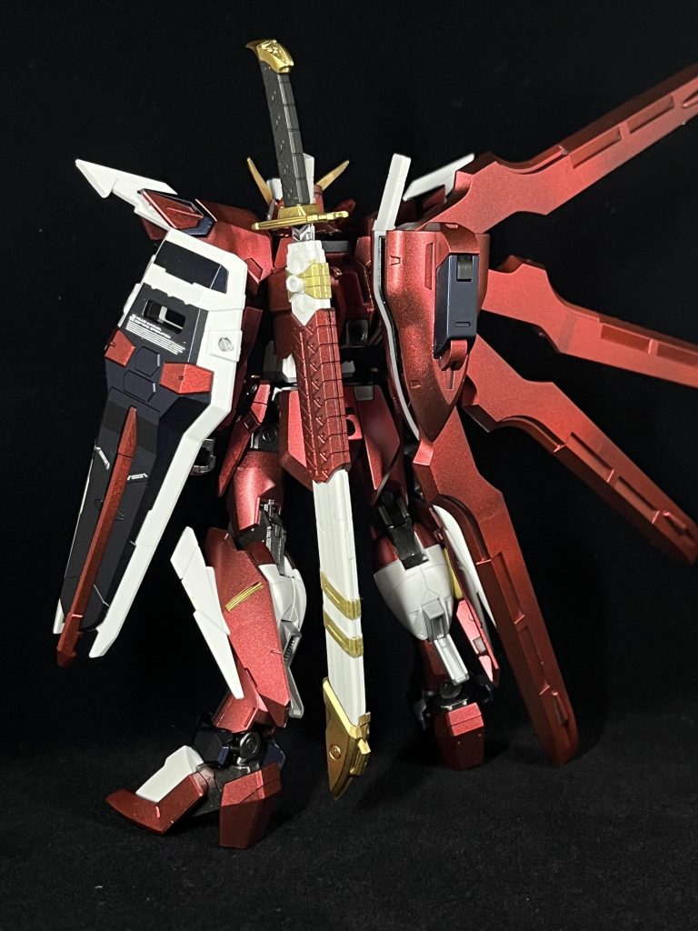 ガーディアンとガーベラストレートでアシンメトリーなシルエットを意識しました。 ざっくりと使ったパーツは頭、スカート LOブースター胴、腕 フォースインパルス肩、足 イモジャ股間 ヴィダールパックパック エアリアル、レッドフレーム、シュバルゼッテ