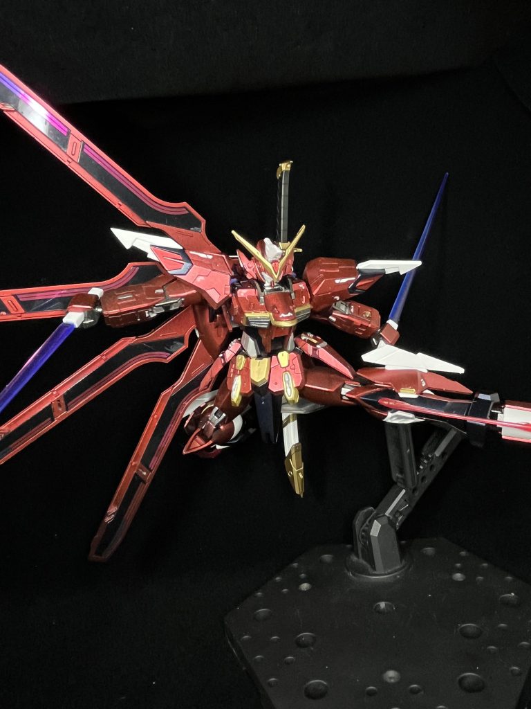 ジャスティスキーック!! 色んなものを合わせて作ったので下地塗装をいつも以上に丁寧にしました。バラバラな色が塗装で統一感が一気に出てくるのがすごく楽しかったです。腕前アップも兼ねてジャンクパーツの山から使えるパーツを探してのミキシングは定期的にやっていきたいと思いました。ご覧頂きありがとうございました!!