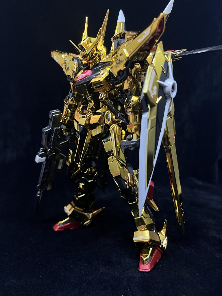 金メッキがギラギラです。シルエットもすらっとカッコよく文句なしです。初のガラスコーティングをしてみました。指紋は付きにくくなり、ギラギラも少しアップした気がします。