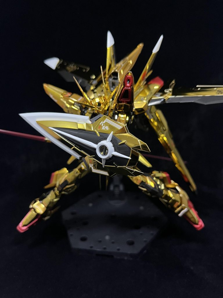 最強の盾。先端もビンビンでかっこいい！！ 悪名高きアドバンストMSジョイント💦今のところ問題ないですが股関節は緩めな感じでした。見た目とギラギラ光沢は文句なしでした。元が完璧すぎて内部フレームくらいしか塗装する意味を感じられませんでした笑メッキはめちゃくちゃ指紋つくのでガラスコーティングはメッキには必須なのではと思わせられました。 最後までご覧いただきありがとうございました😊