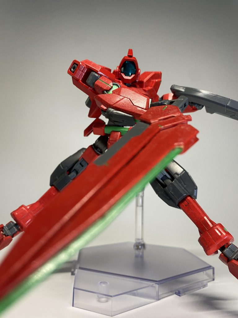 「とにかく、ジェノアスを目立たせたい。」そんなパイロットの強い思いから、派手な機体色、派手な戦闘スタイルを意識している。