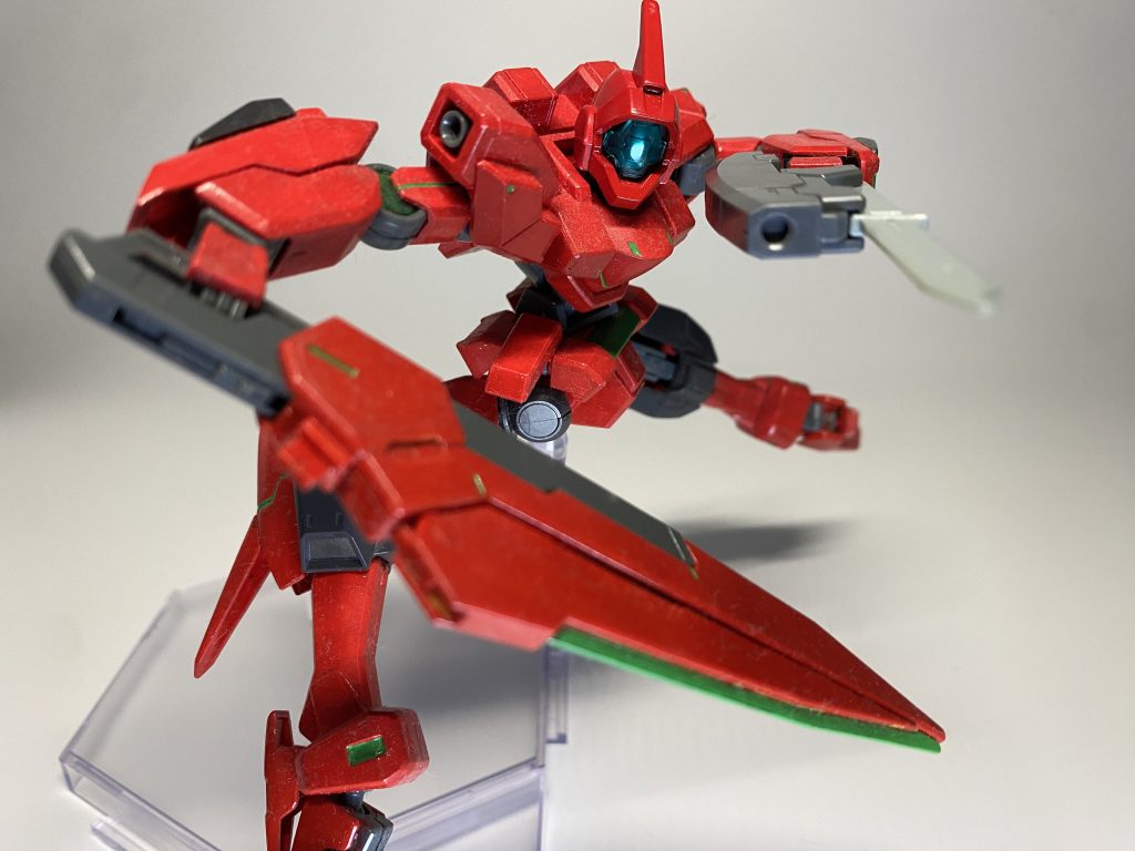 GBN登録機体名：ジェノアスカスタム紅壱番機。脚部の逆関節構造が生み出す不規則な近接高機動戦闘が得意。