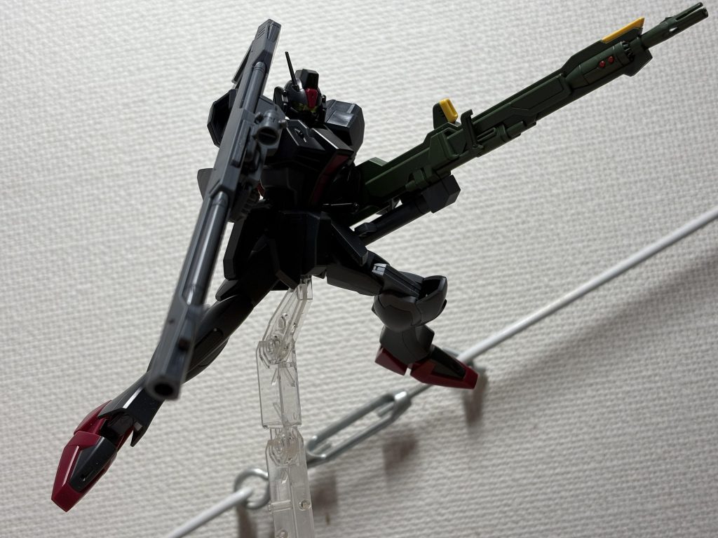 ランチャー装備と名乗らず、アグニ装備としているのは勿論右肩にバルカンとミサイルが無いからです。ほら、ダークダガーのバズーカ装備なら、右肩に武装あってもバズーカの邪魔になるから、敢えて装備してないと主張出来ますし!