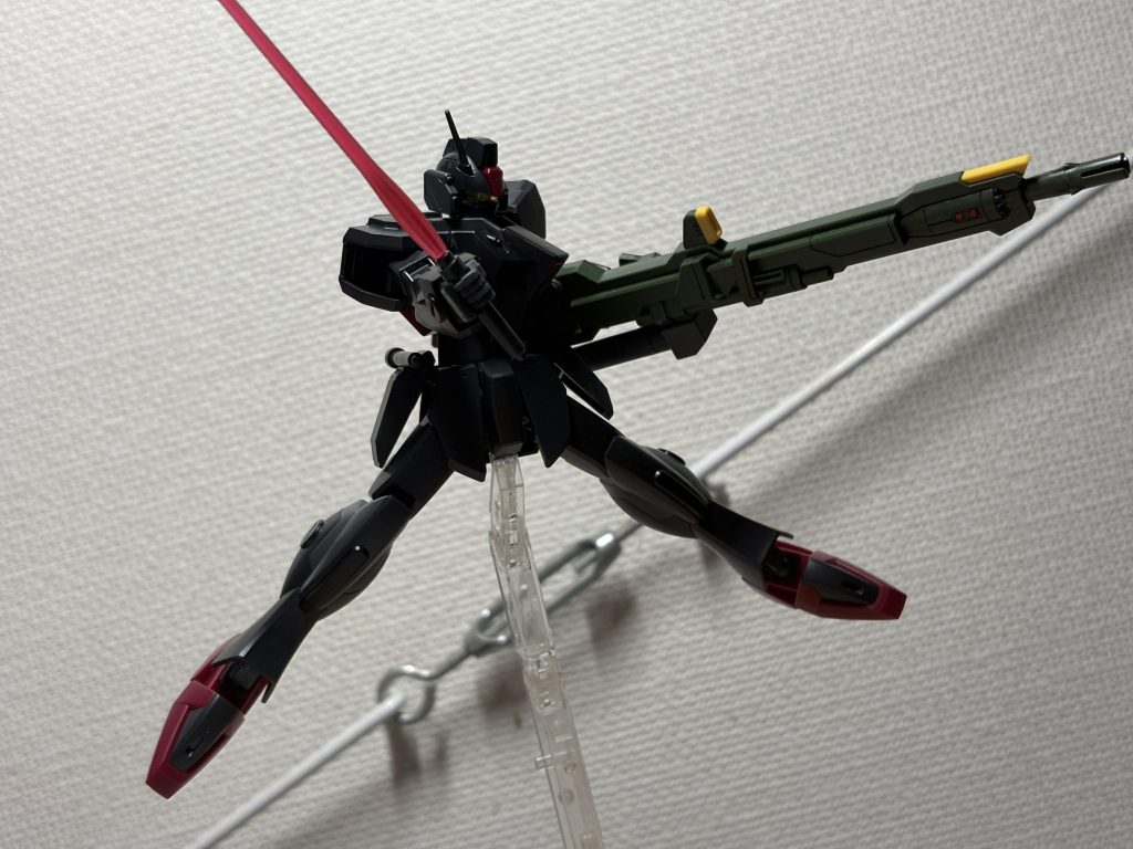 ちなみにバズーカのなんちゃってマウントは、スラスターと腰にグリップを挟んでるだけなので、腰を捻るとなんちゃってマウント不可です。