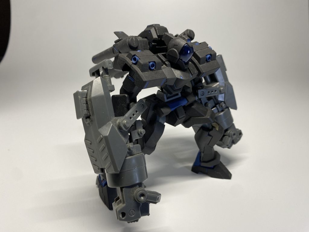 GBN登録機体名：ジェノアスGANTZ弐番機。突進して殴る。機体随所にある青い箇所はもちろん青く光る。