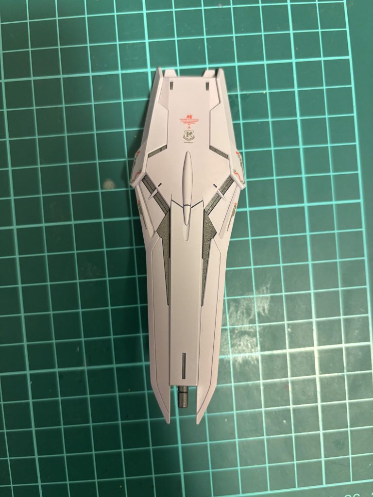 シールドは淡い紫部分を二色で塗り分けてますが、パッと見わかりません。今年二作目がようやく完了しました。やり直したいところはたくさんありますが出来上がりは満足です。今回はじめて半光沢のトップコートを使いましたが、めちゃくちゃいいですね半光沢。出来上がりの質感はもちろん、内部フレームなどの金属感出したいところも半光沢でメタル感が失われないので、組み立ててからトップコートが吹けて時短になります。  