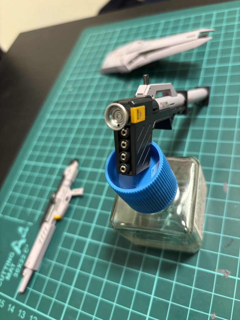 バズーカの弾には豪勢にメタルパーツ4つ使いました。背負わせる前提だったので、上から見た時に映えるようにしました。