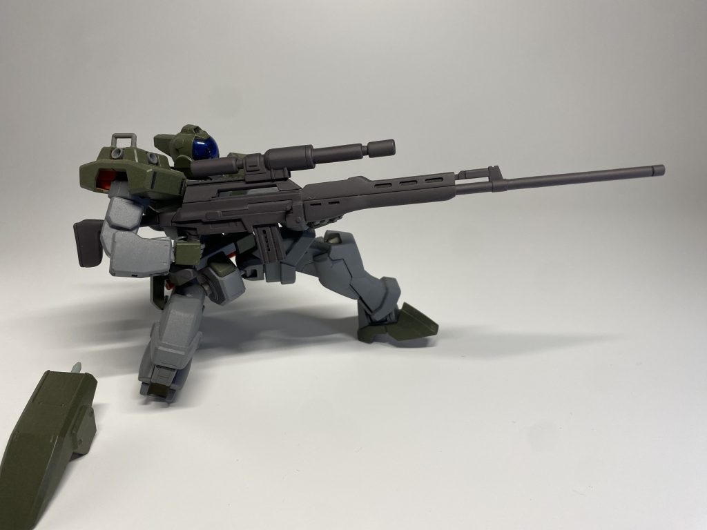 GBN機体登録名：ジェノアスナイパー参番機。隊長機。他の2人が近距離戦しかしないので、仕方なく遠距離担当。