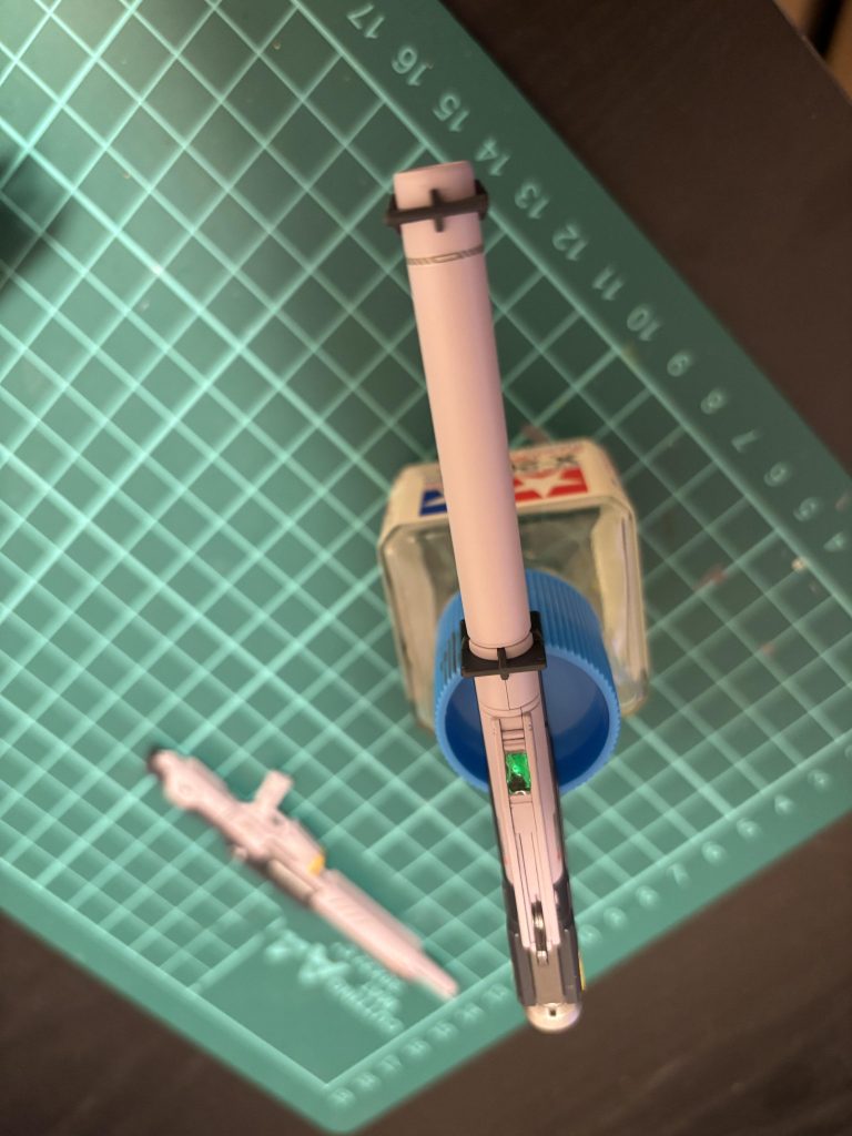 センサー部分はリアリスティックシールの上にレジンで覆っています。背負わせるのでほぼ見えませんが。。