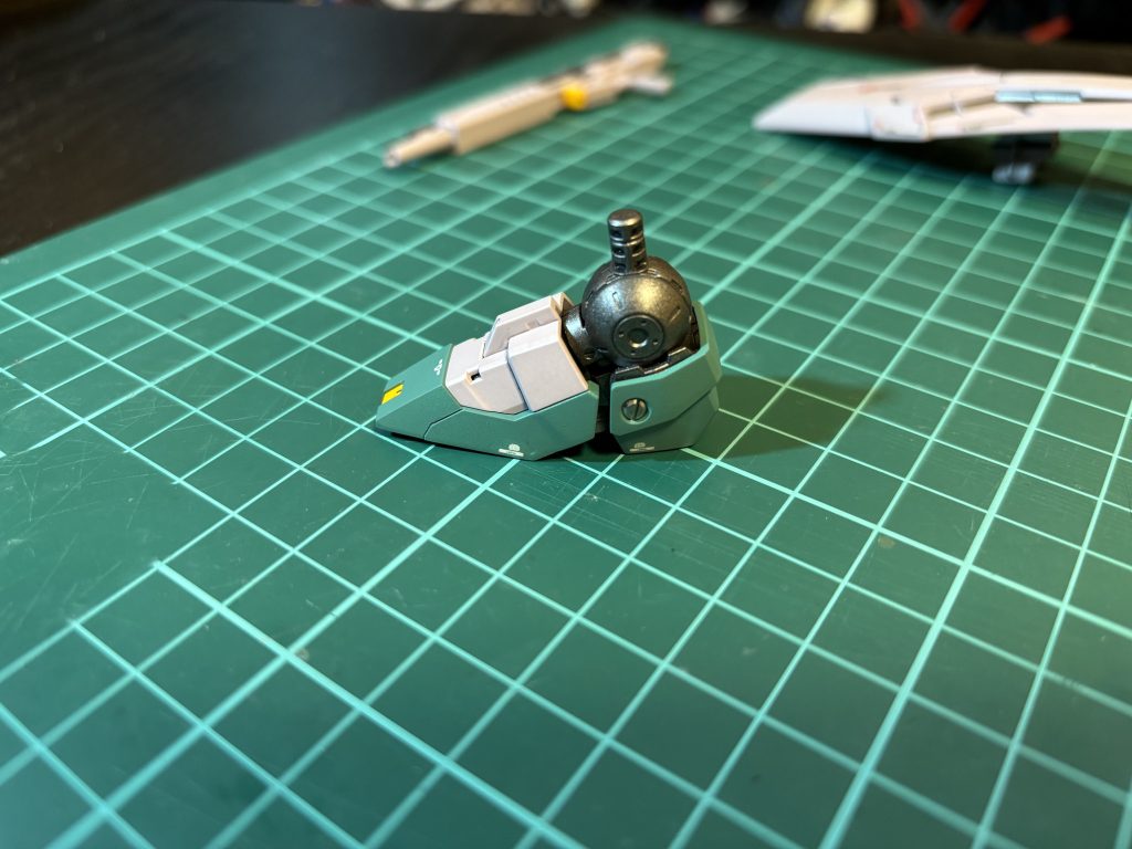 足にもメタルパーツ。