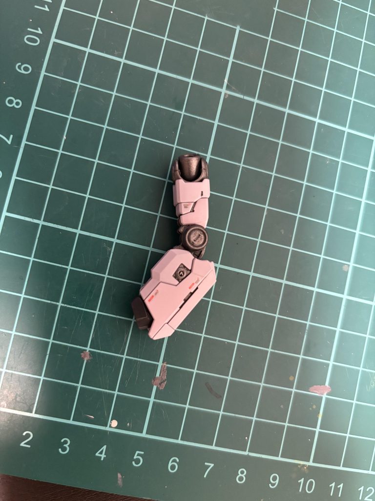 今回最大の失敗。メタルパーツが上手くハマらず、そうこうしてるうちに接着剤固まってどうしようもなくなりました。泣く泣くこのまま完成としました。