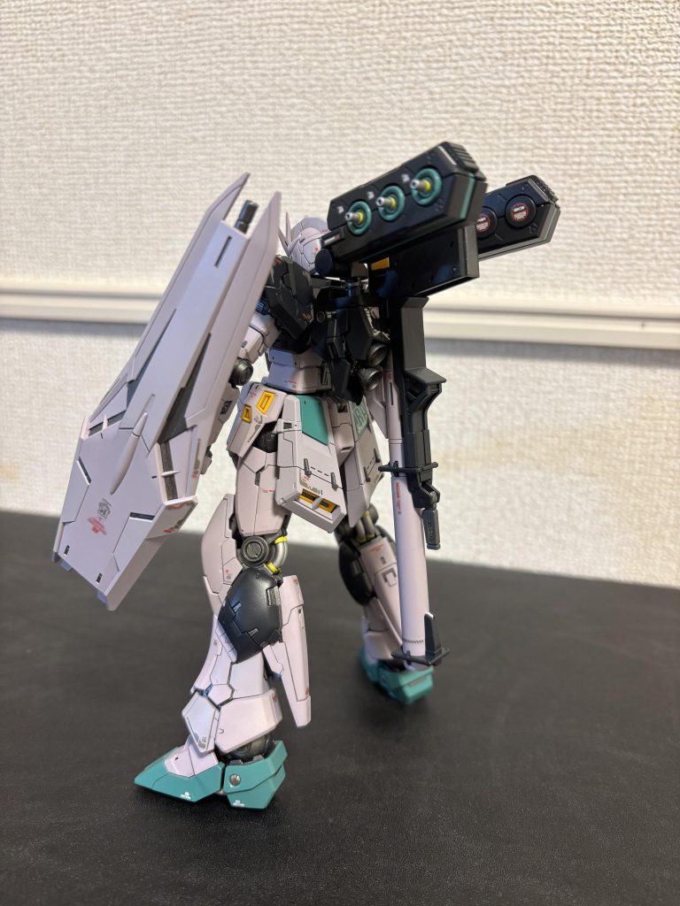 後ろから。足の動力パイプの塗り分けが大変でした。