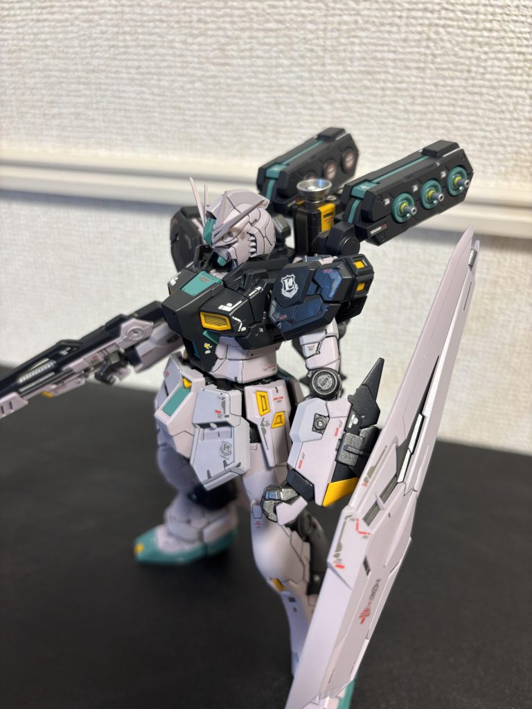 斜め上から。脇腹や腕、バズーカにメタルパーツ使ってます。