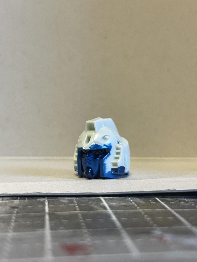 リバイブのガンダムは、クリアパーツの裏にシルバーのシールを貼ることで光を拾いやすくする仕様になっています。クリアイエローだと効果的ですが、クリアブルーを上塗りしたので、やや光の反射具合は減ってしまいました。カメラアイの塗装って難しい・・・。