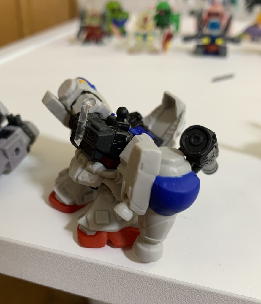 本体側MLRSを引っかけれるようにしました。バックパックの後ろに透明なランナーを少しL字型に切り出しました。接着面を少しヤスリで平らにして瞬間接着剤でくっつけています。