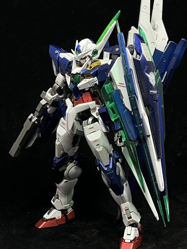 クアンタは細身なので武装モリモリにしてもスタイリッシュでかっこいいですね。最後の仕上げに前回RGアカツキで使用したガラスコーティングを使用しました。