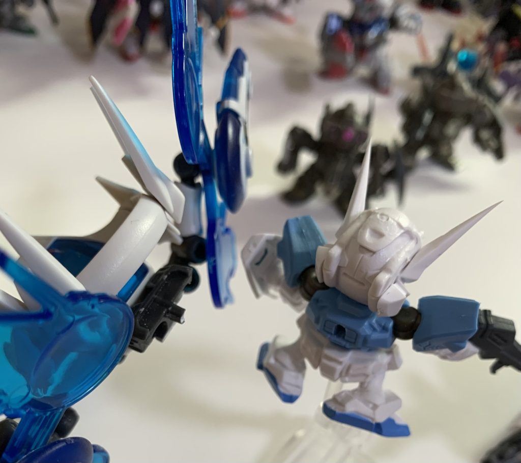 簡単な行程をかんたんに説明しますアンサンブルのバックパック用ランナーを細くして(ニッパーで切っただけ)ガシャポン戦士の穴にハマるようにして終了これだと宇宙用パックもすぐ換装できるんですが、宇宙用は本体との隙間が気になったのでそのまま接着剤でくっつけています