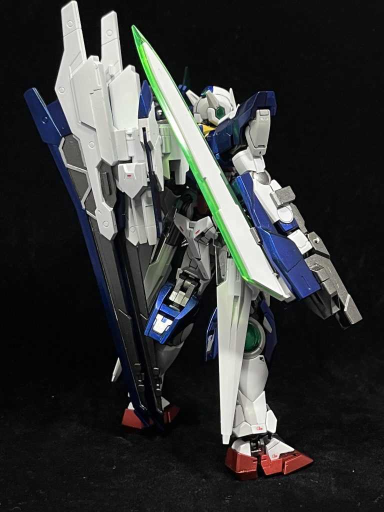 クアンタはアシンメトリーが特徴的でかっこいいのでGNバスターソードは敢えて片側に寄せて装備させました。というのは建前で、、、GNソードに干渉するので片側に寄せました笑。結果かっこよくなったので問題なし!