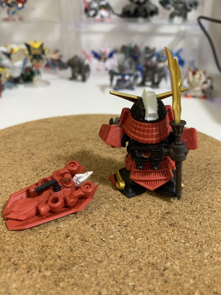 バックパックに穴を開けて盾を装着できるようにしてます盾にはフォルテの取手を取り付けて持てるようにしましたバックパックに横穴を開けて薙刀ホルダーを取り付けています