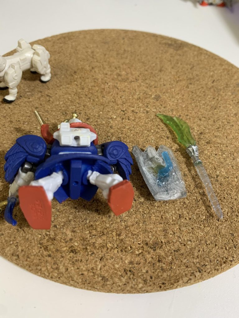 バックパックの下面に穴を開けて盾を装着できるようにしてます薙刀は柄の部分の色がしっくりこなかったからクリアのままになんか松明っぽい…