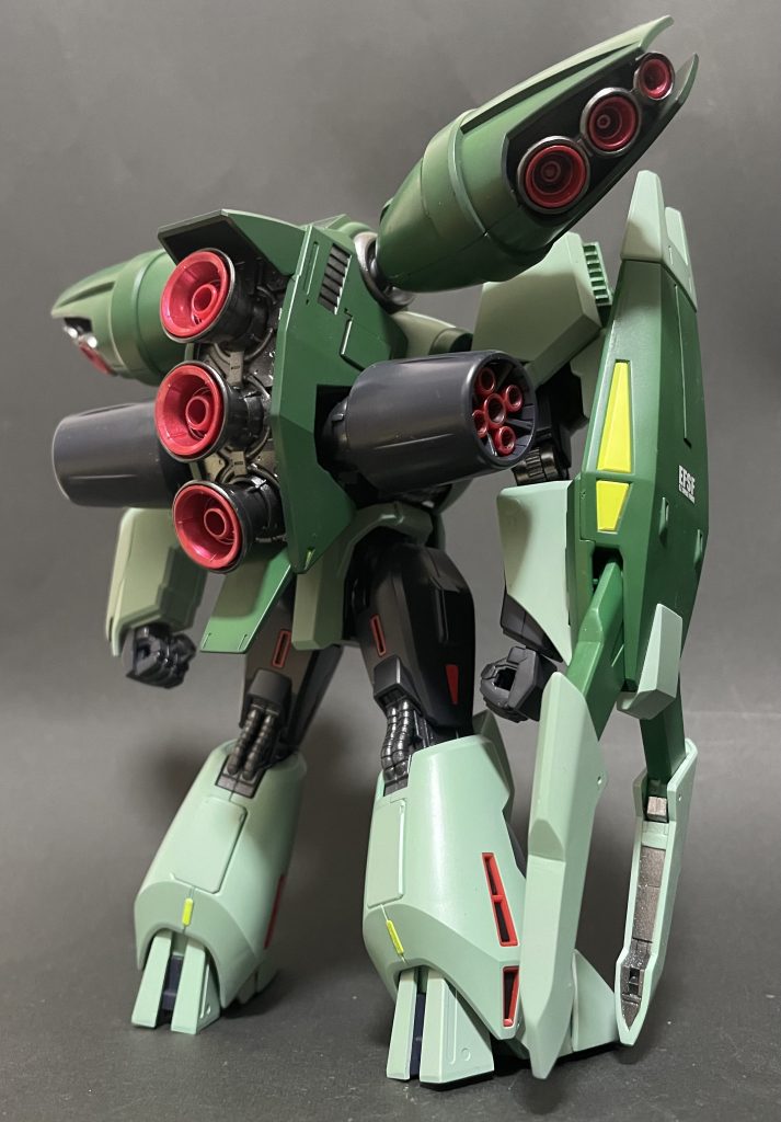 背面のバーニア群がとてもネオジオンぽい雰囲気で迫力があります