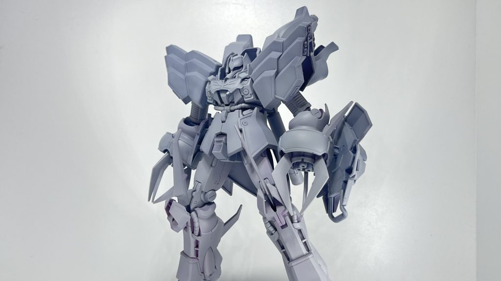 ご覧の様に造形だけはかなり良いです。他には、モノアイが非可動なので磁石で擬似的に可動モノアイを作ってみました。