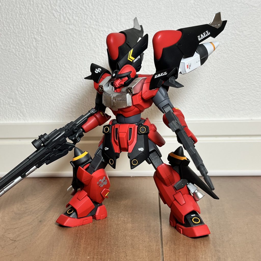 ジンを赤黒で塗ったら絶対カッコいいじゃん！と思いつきで塗装しました。射撃メインの機体という設定。