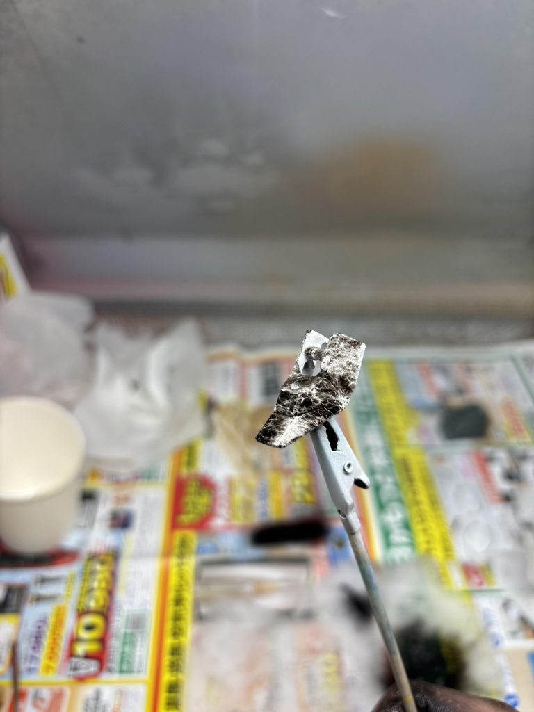 グレーサフ→少し偏光を混ぜたホワイト→その上に綿にクリアを吹いたものをマスキングして黒を塗ったらこうなりました!!