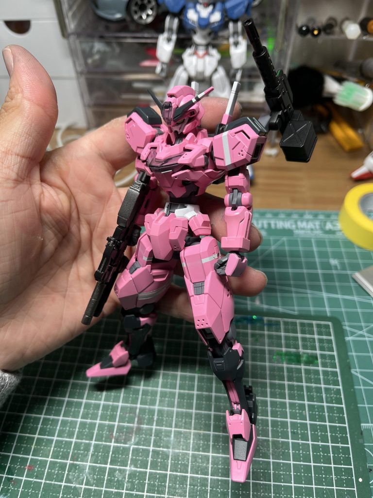 アンテナと肩を黒っぽく塗りなおしてみたらだいぶ締まっていい感じになりましたー●使用塗料本体(ピンク):Mr.カラーC63 ピンク本体(白):ニュートラルグレーⅠ(+Ⅱ少量)本体(ブラック):Mr.カラー C14 ネービーブルー武装(黒):Mr.カラー アルマイトブラック関節:メカサフヘヴィートップコート:Mr.カラー スーパースムースクリア(つや消し)