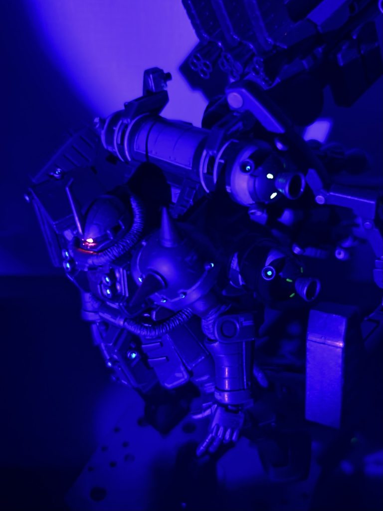 置く場所には困りますが迫力のあるとても楽しいキットでした。随分前に作成した敵役を同じテイストにしてそのうち対峙させたいと思います。最後までご覧いただき、ありがとうございます。 