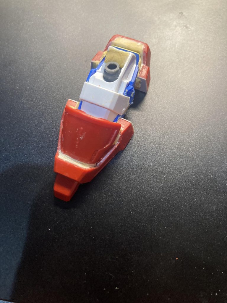 足はHi-νの足にサザビーの足を履かせるという感じにしました。塗り分けとかもっと丁寧にやればよかったなという気持ちとディテール頑張ったという両方の気持ちの混在した部位でした。