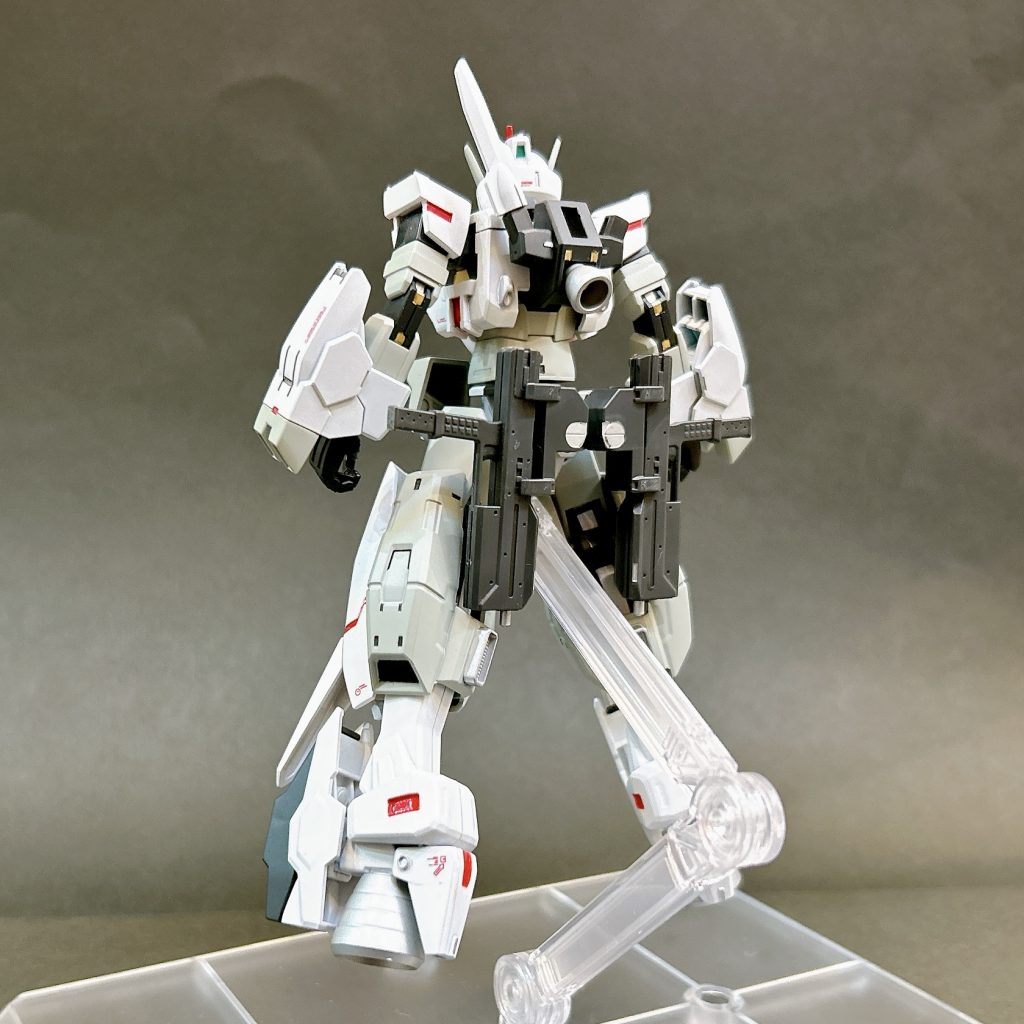 軽装形態常に浮遊しているイメージのため、足っぽい形状にはしているものの、自立はしません。塗装が面倒くさい・・・というのが一番なんですが、カラーリングをどうするか悩んでいたこともあり、始まりの機体=実践導入→ロールアウトカラーにいきつきました。