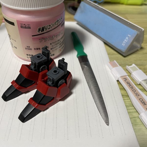 まずは右足完成！始めてガンプラにヤスリがけしてる作品。ヤスリ初心者なので謎磨きしてます。400→600→800→爪磨き→15000コンパウンド右足だけで8時間！（4枚目）