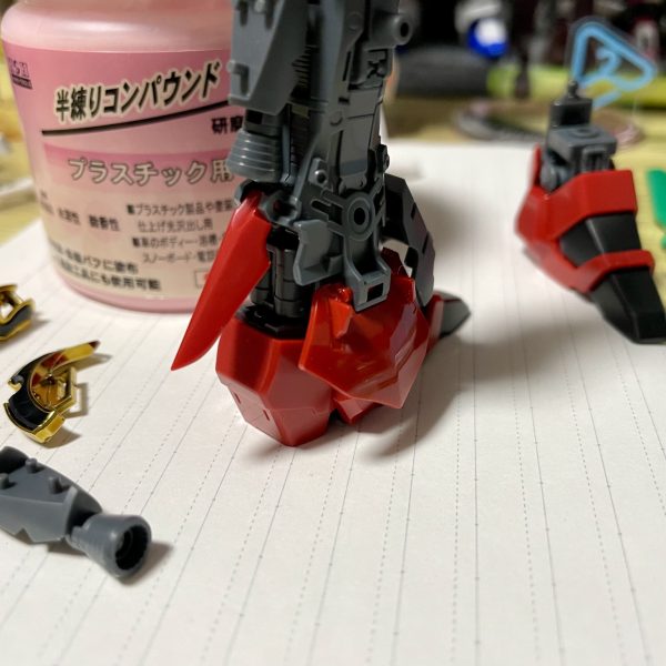 まずは右足完成！始めてガンプラにヤスリがけしてる作品。ヤスリ初心者なので謎磨きしてます。400→600→800→爪磨き→15000コンパウンド右足だけで8時間！（3枚目）