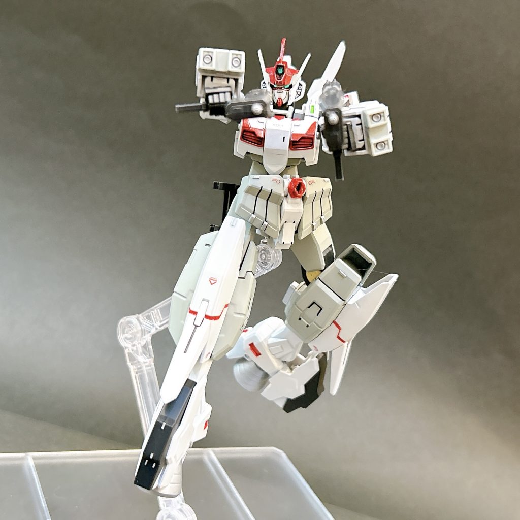 この形態ではビームサーベルと腰にマウントしている2丁のサブマシンガンが主な武装となります。ここから状況に応じて、2つの追加武装を装備していきます。