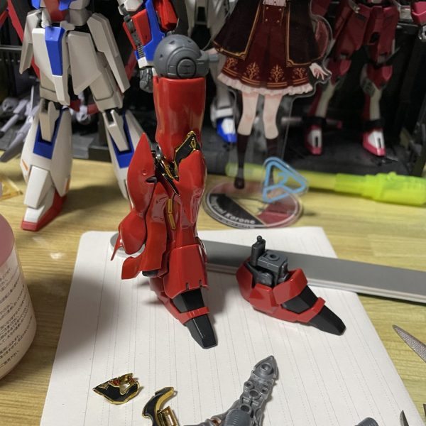 まずは右足完成！始めてガンプラにヤスリがけしてる作品。ヤスリ初心者なので謎磨きしてます。400→600→800→爪磨き→15000コンパウンド右足だけで8時間！（1枚目）