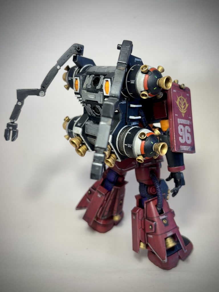 サブアームは肉抜きを埋めただけ。バーニアは金色を塗りなおしており、すべて大きさに合わせて1.5㎜もしくは2.0㎜のつぶし玉を仕込んでいます。