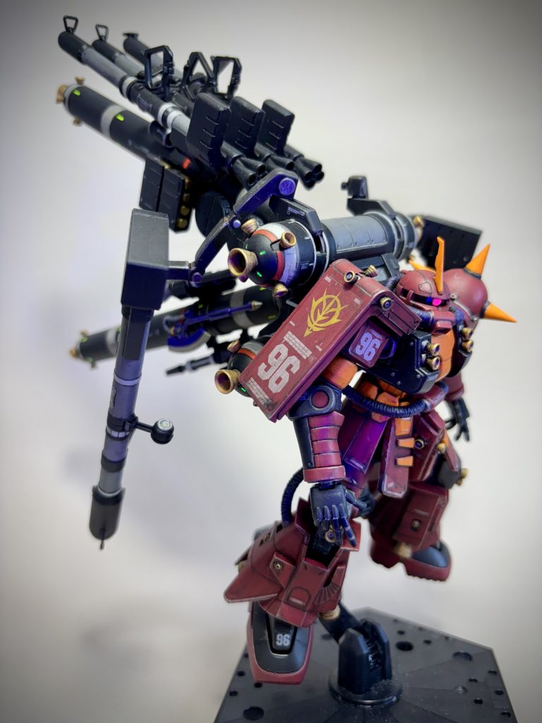 右側。デカールは付属シールデカールをそのまま使用しました。汚す前は、浮きが目立ってどうなることかと思いました。胸のジオンマークはきれいに仕上がらず剥がしてリタッチしました。