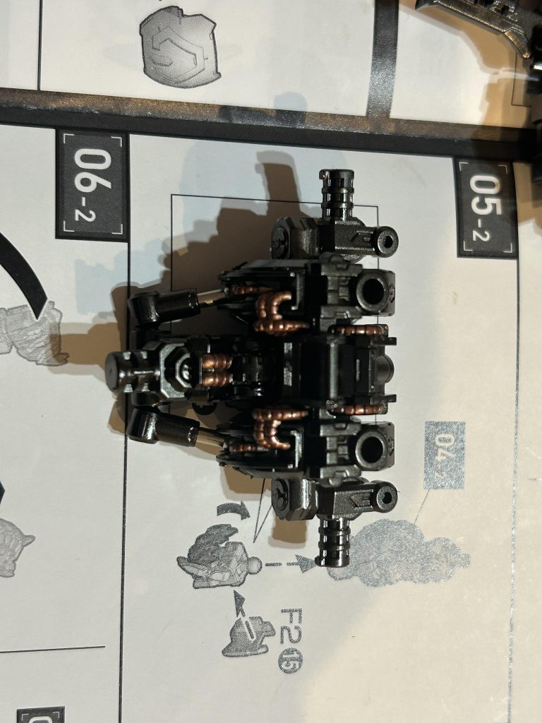 今回、細かいケーブル、墨入れ等はシタデルカラーで行いました。