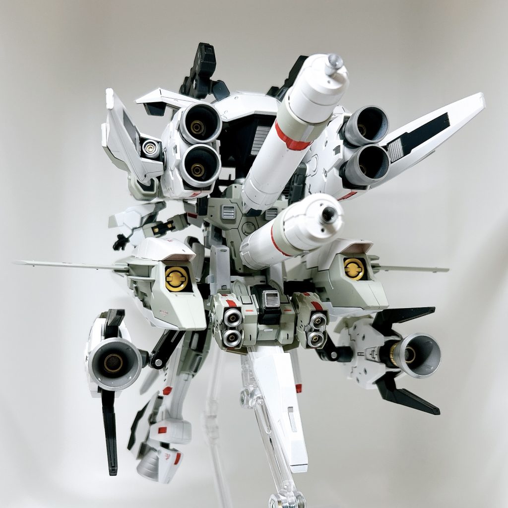 殲滅形態【クロノス】両武装を装備したユニバースガンダムの本来の形態。あまりにもピーキーな性能のため、バランス調整を行ったうえでアースリィなどの各換装形態が誕生していったという設定。昔ならジェンガ並みの絶妙なバランスで四苦八苦していたと思いますが、ミキシングを始めて早4年・・・これまでの集大成とバンダイ様のスタンドのおかげでこの大ボリュームでも意外と安定していますw全合体の大型機体・・・男のロマンですねよ~(*‘∀‘)