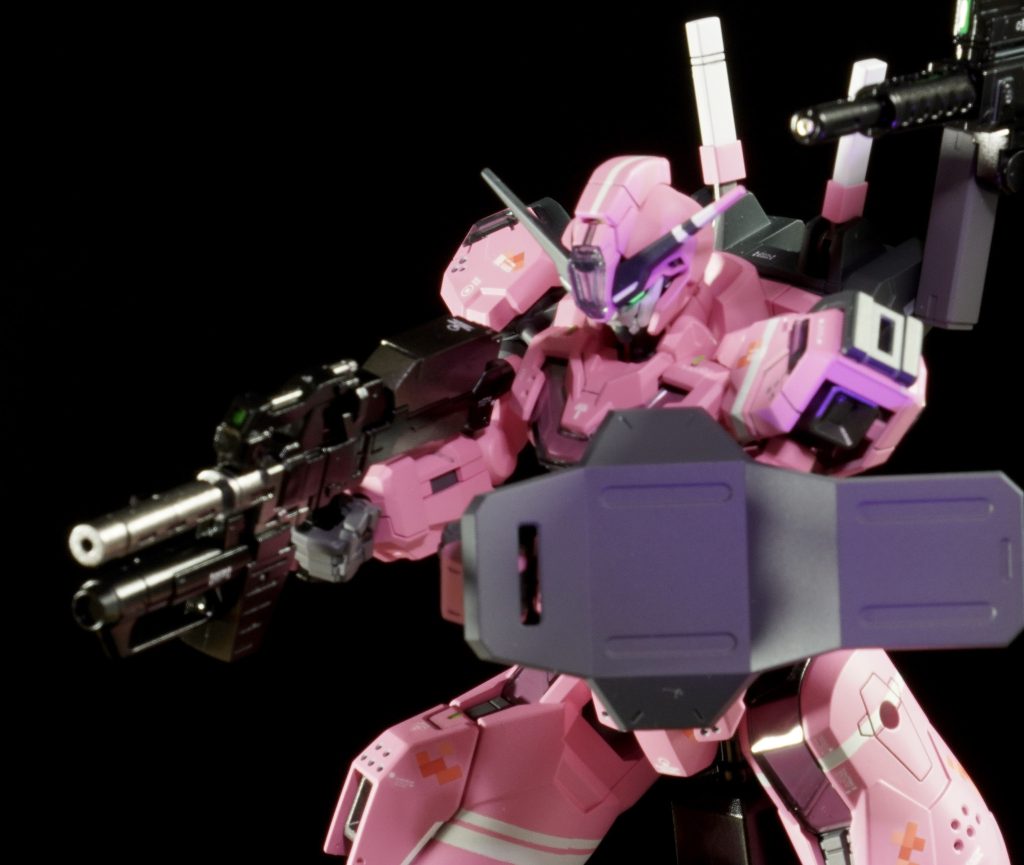 本当はピンクのP90『Pちゃん』にしたかったんですがシリーズ3機目ということもあり、飽きてきたのでサラッと完成させるためにこだわった工作はしませんでした、、あとほかの2機と装備を共有しているのでライフルまでピンクにしたくなかったってのもあります。腰のマガジンくらいは再現しようか迷いましたがカット!!w