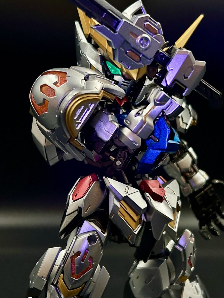 元のパーツを活かしてブラックライトでギランと光ります！