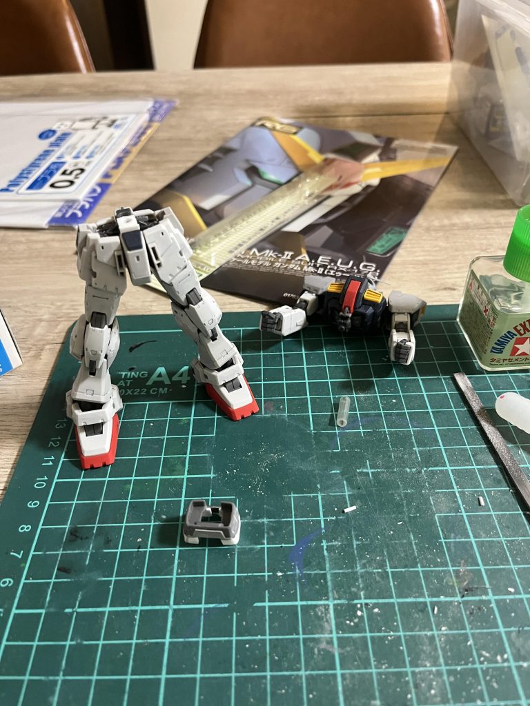 腰の延長ですが、素材の違いに苦労しました。素直に接着できたらここまで困ることはなかったのですが、最終的にプラ板とプラ棒でパーツを作って間に挟む感じに。