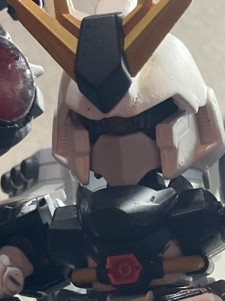 Hi-ν頭部の中に上手くモノアイを入れることができました。