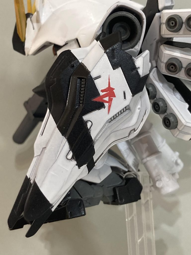 Hi-νとサザビーのシールドをハイブリッドさせました。模様はHi-νのシールドを周到。