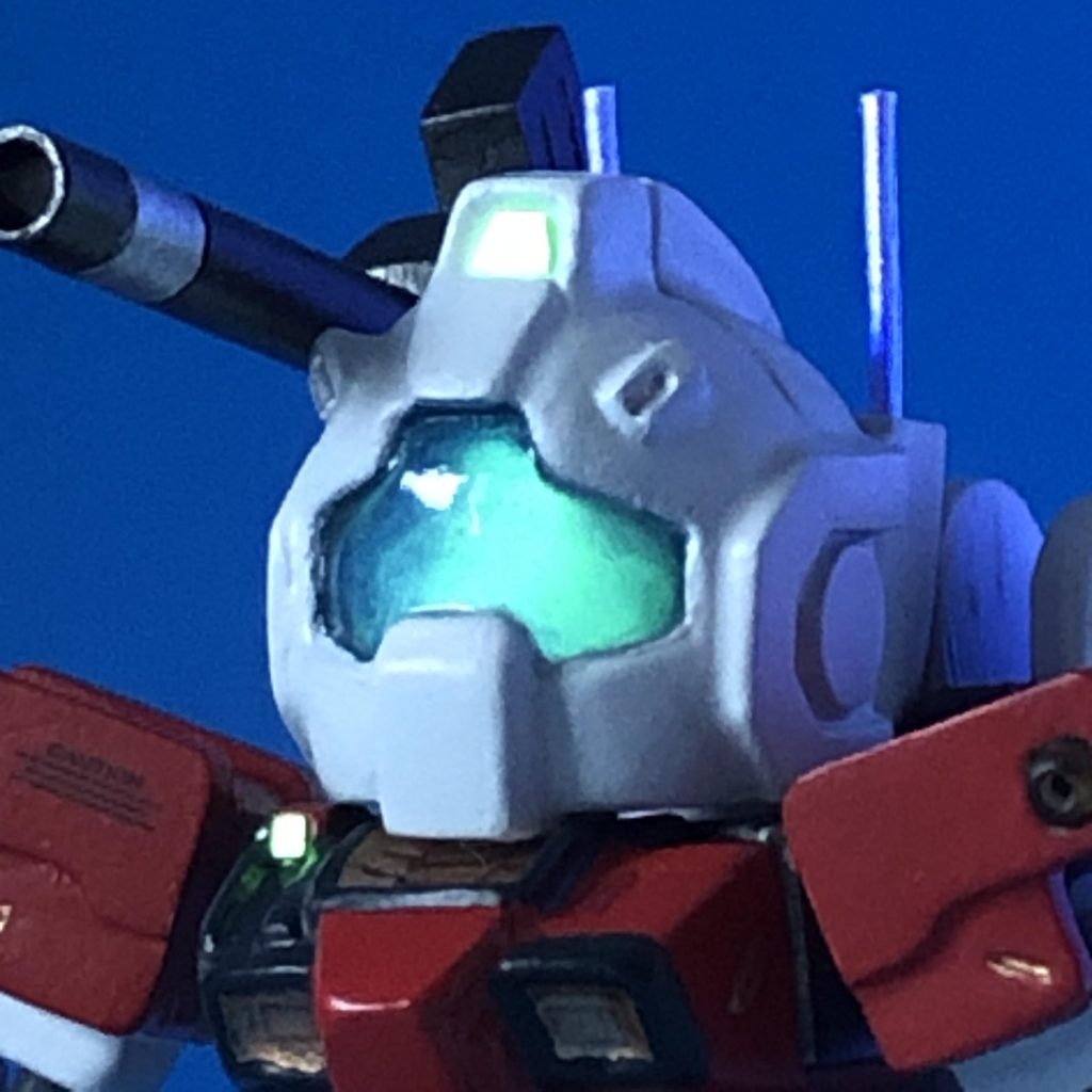 バイザー内・胸部のセンサーに蓄光シールを貼っているので、UVライトを当てると光ります。