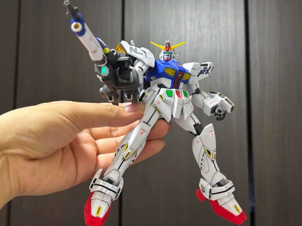 右肩の「Neo」の文字は、MG ガンダムF90 Nタイプに付属の水転写デカールを切って組み合わせて制作しました。割といい感じに出来て気に入ってます😀